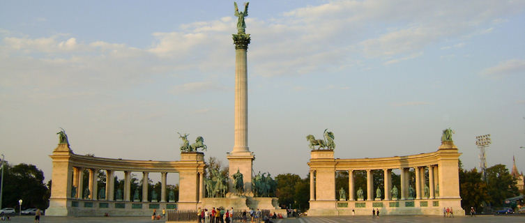 Heroes' Square, Budapest caption