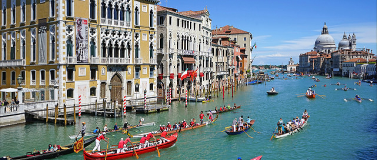 The Vogalonga in full flow along the Grand Canal