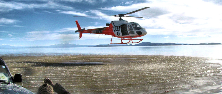 The moment the helicopter arrived near the stranded jeep